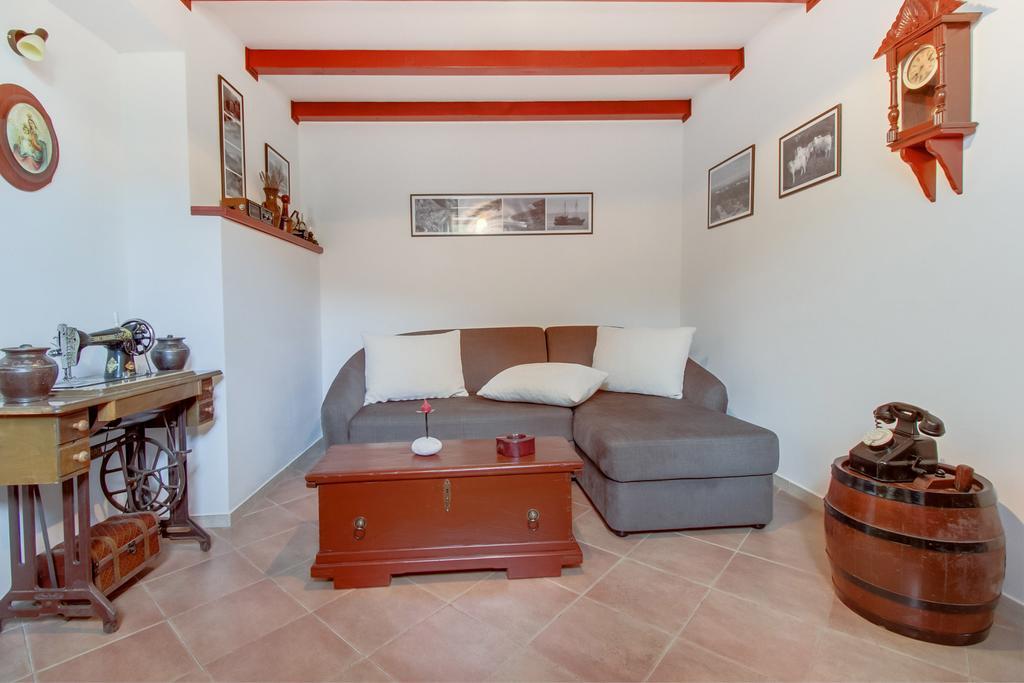 Apartments Franjo Mali Lošinj Oda fotoğraf