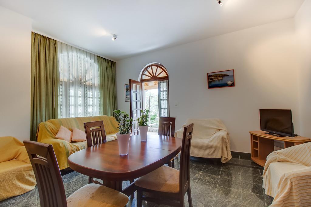 Apartments Franjo Mali Lošinj Oda fotoğraf