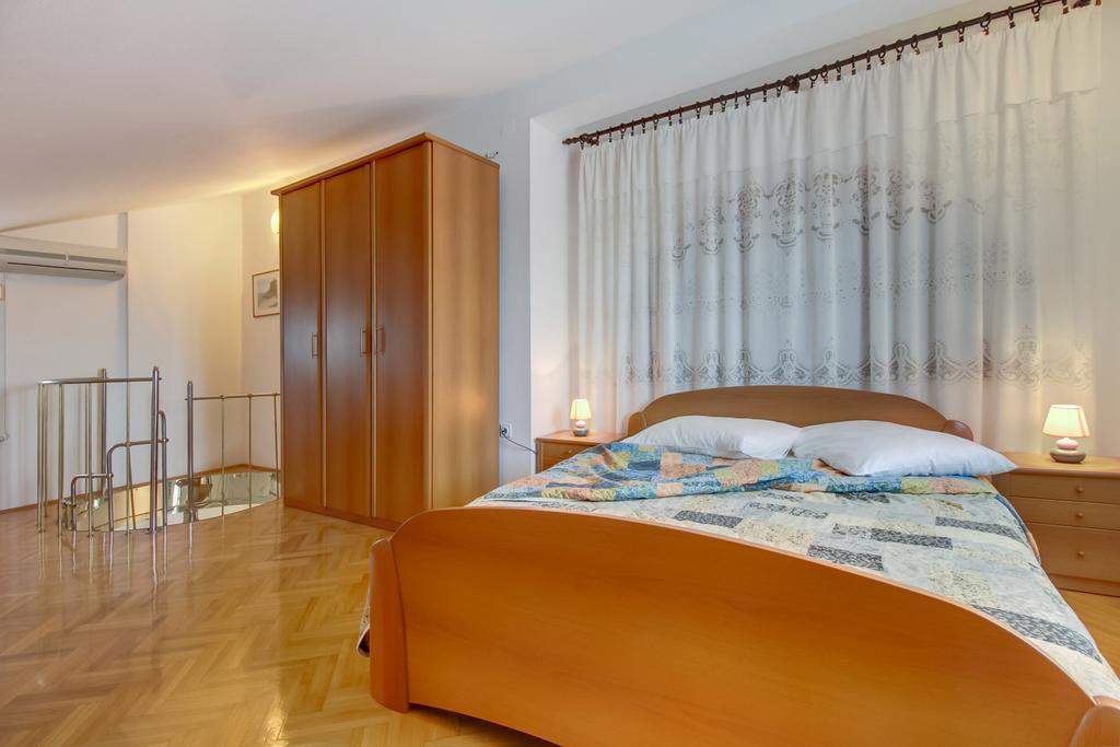 Apartments Franjo Mali Lošinj Oda fotoğraf